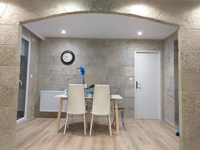 Expertise en enduit décoratif imitation pierre et roche artificielle