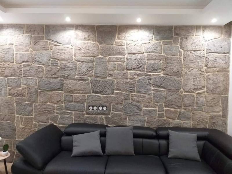 Artisan pour la pose d’enduit décoratif imitation roches sur les murs intérieurs de salon ou de chambre au Mans 72