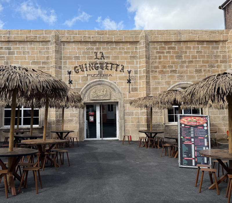 Rénovation immersive en imitation pierre et brique au Dennlys Parc : création d’un décor thématique unique pour la pizzeria et les espaces de loisirs