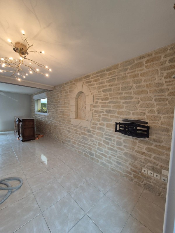 Rénovation intérieure en imitation pierre Décoration Salon et Création niche murale décorative