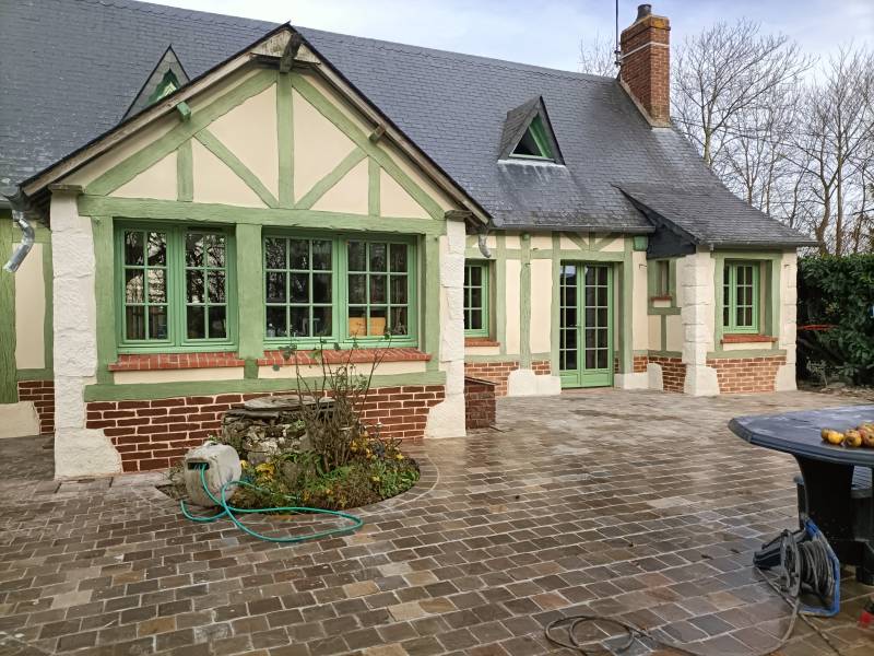 Enduit à la chaux imitation colombage en Normandie