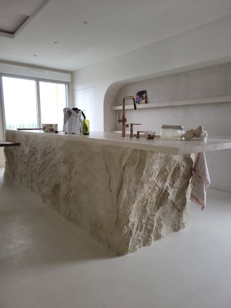 Plan de travail design moderne et sur-mesure en pierres blanches