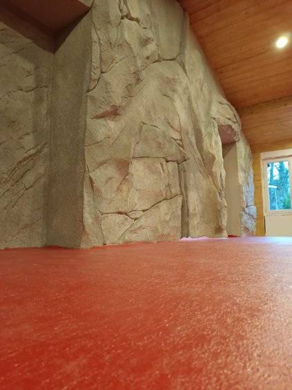 Mur décoratif en enduit à la chaux imitation roches 